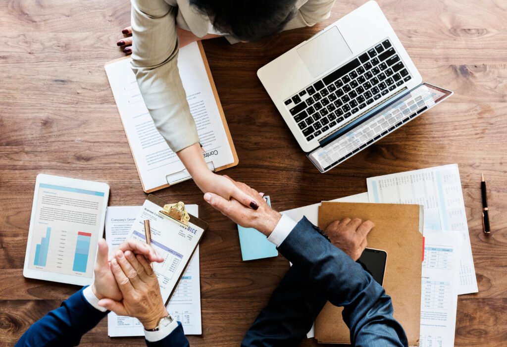 Consultor empresarial trabajando con apoyo en marketing como agencia, costos y finanzas.